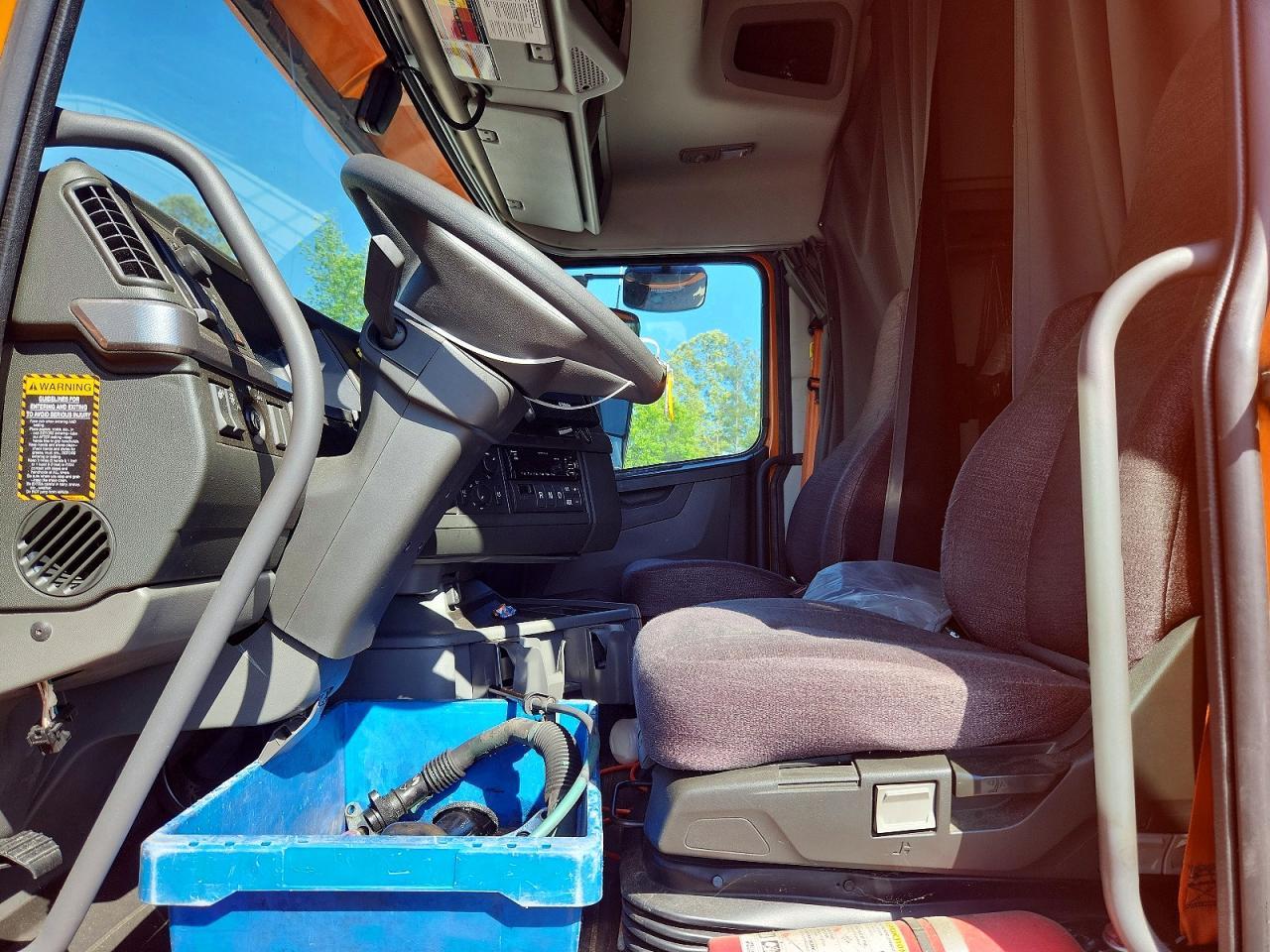 2021 Volv O VNR Semi Truck