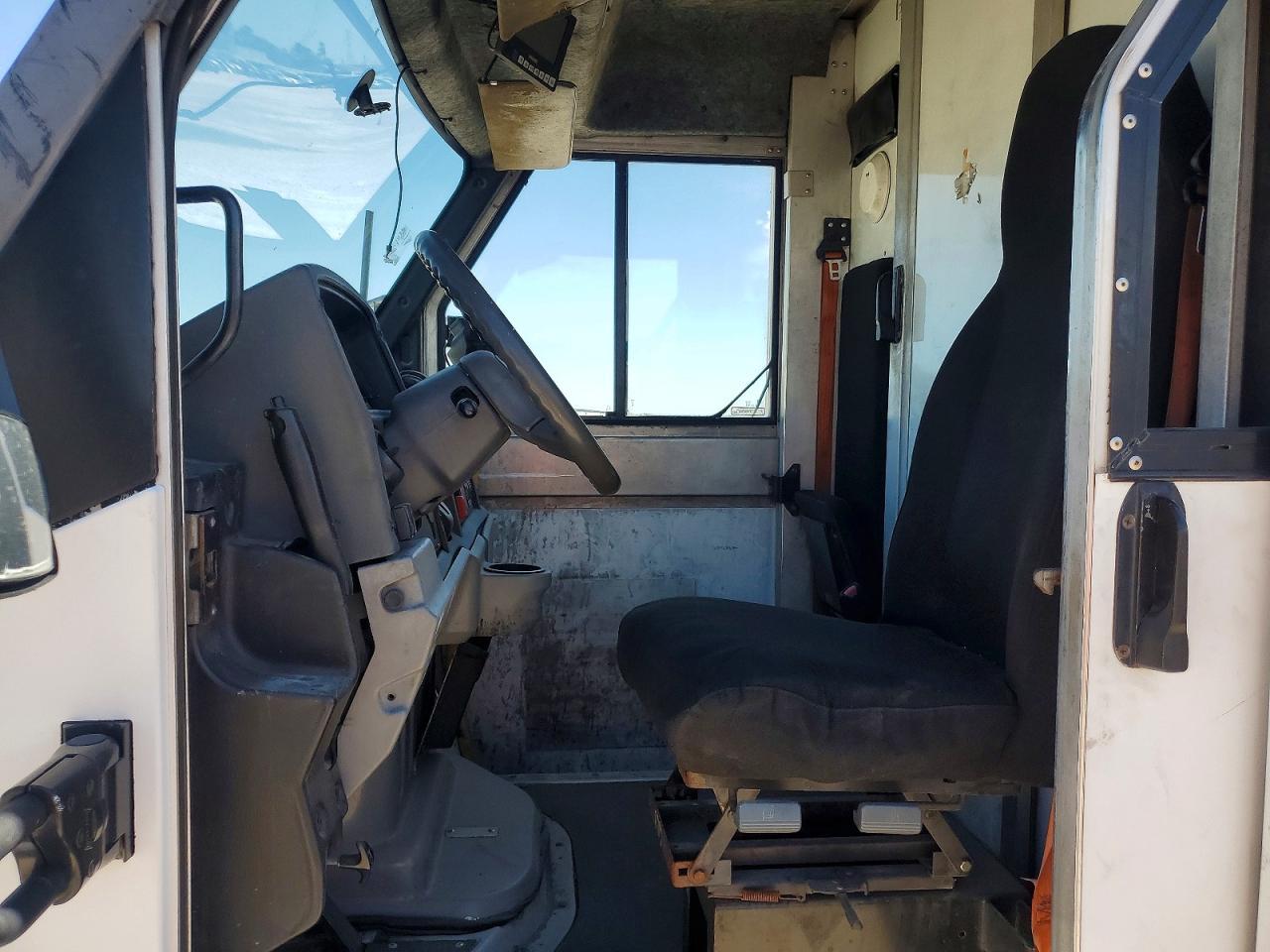 2015 Isuzu NPR Delivery Truck