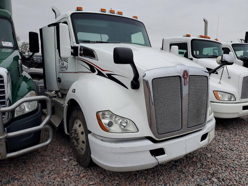 2016 Kenworth T680 Semi Truck