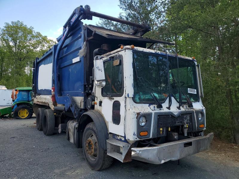 2014 Mack MRU600 Refuse Truck