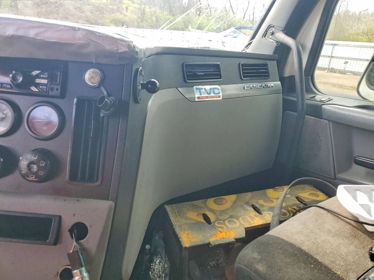 2018 Freightliner Cascadia 126 Semi Truck