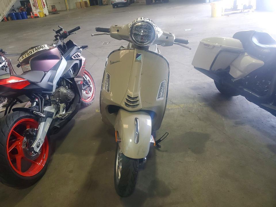 2023 Vespa GTS/SEI Giorni 300