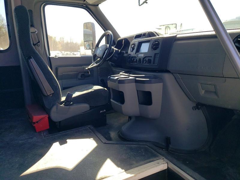 2015 Ford Econoline E350 Super Duty Cutaway Van