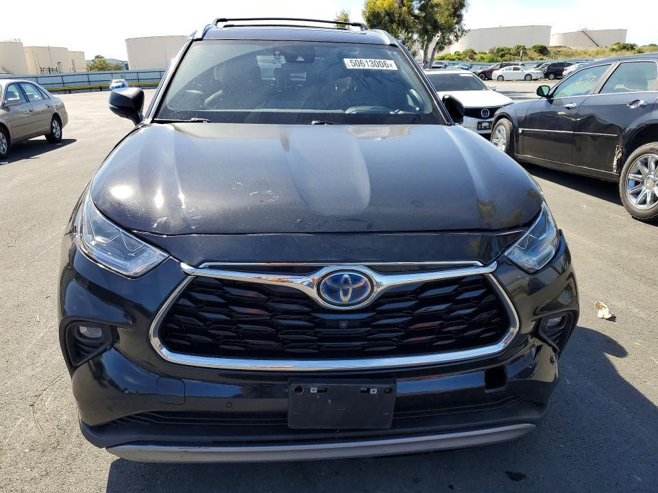 2022 Toyota Highlander Hybrid Platinum