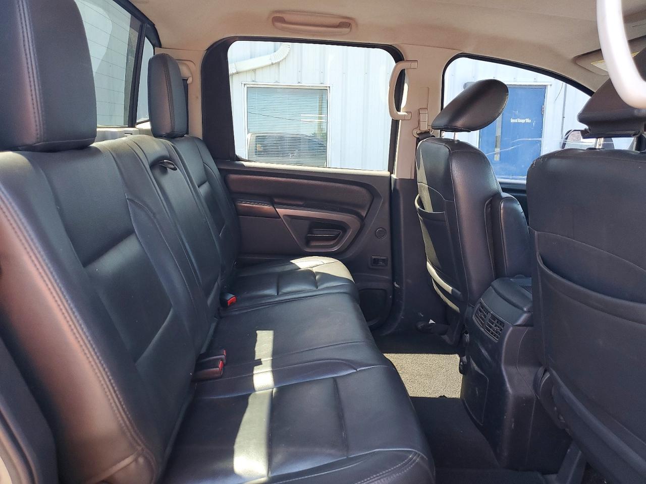 2015 Nissan Titan SV