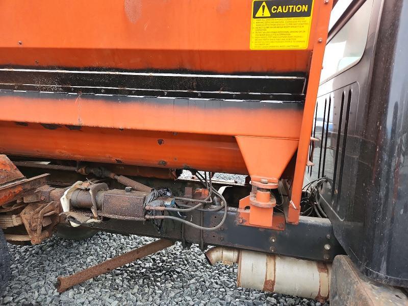 1999 International 4700 Spreader Truck