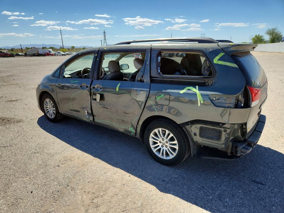 2013 Toyota Sienna xle 8-passenger