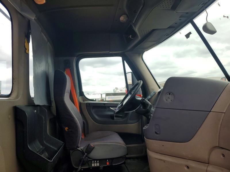 2018 Freightliner Cascadia 1-semi Truck