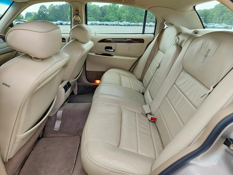 2002 Lincoln Town car Signature