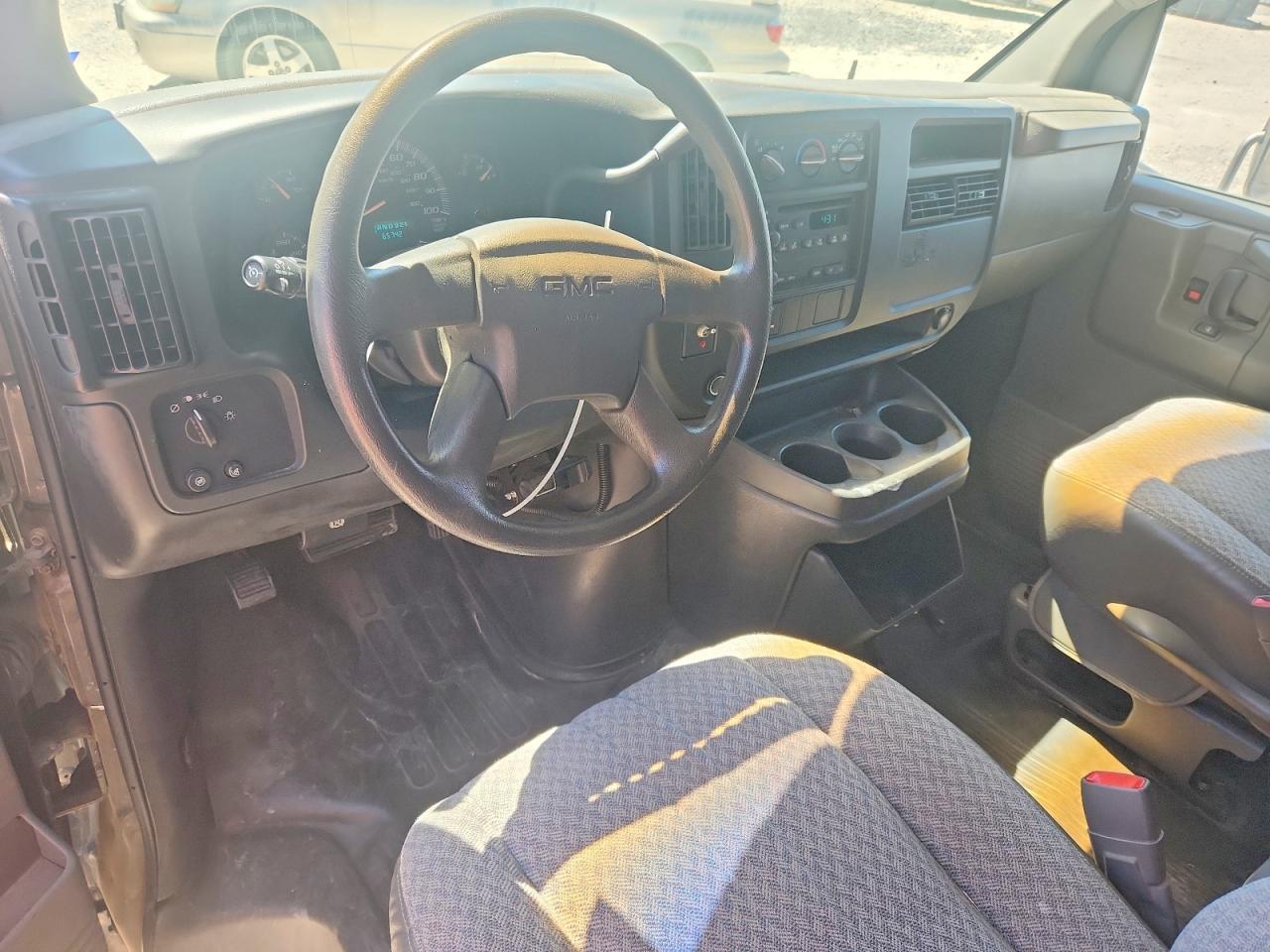 2004 GMC Savana BOX Truck