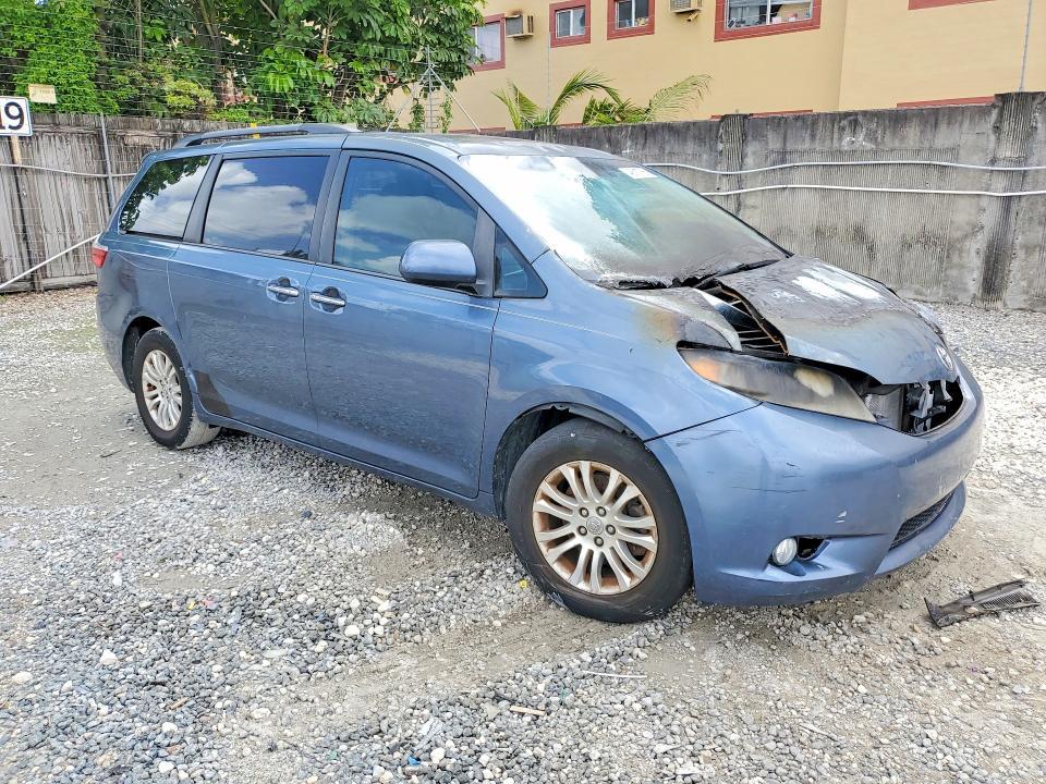 2015 Toyota Sienna xle 8-passenger