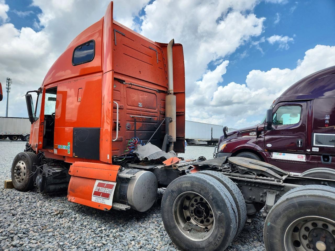 2007 Volvo VNL Semi Truck