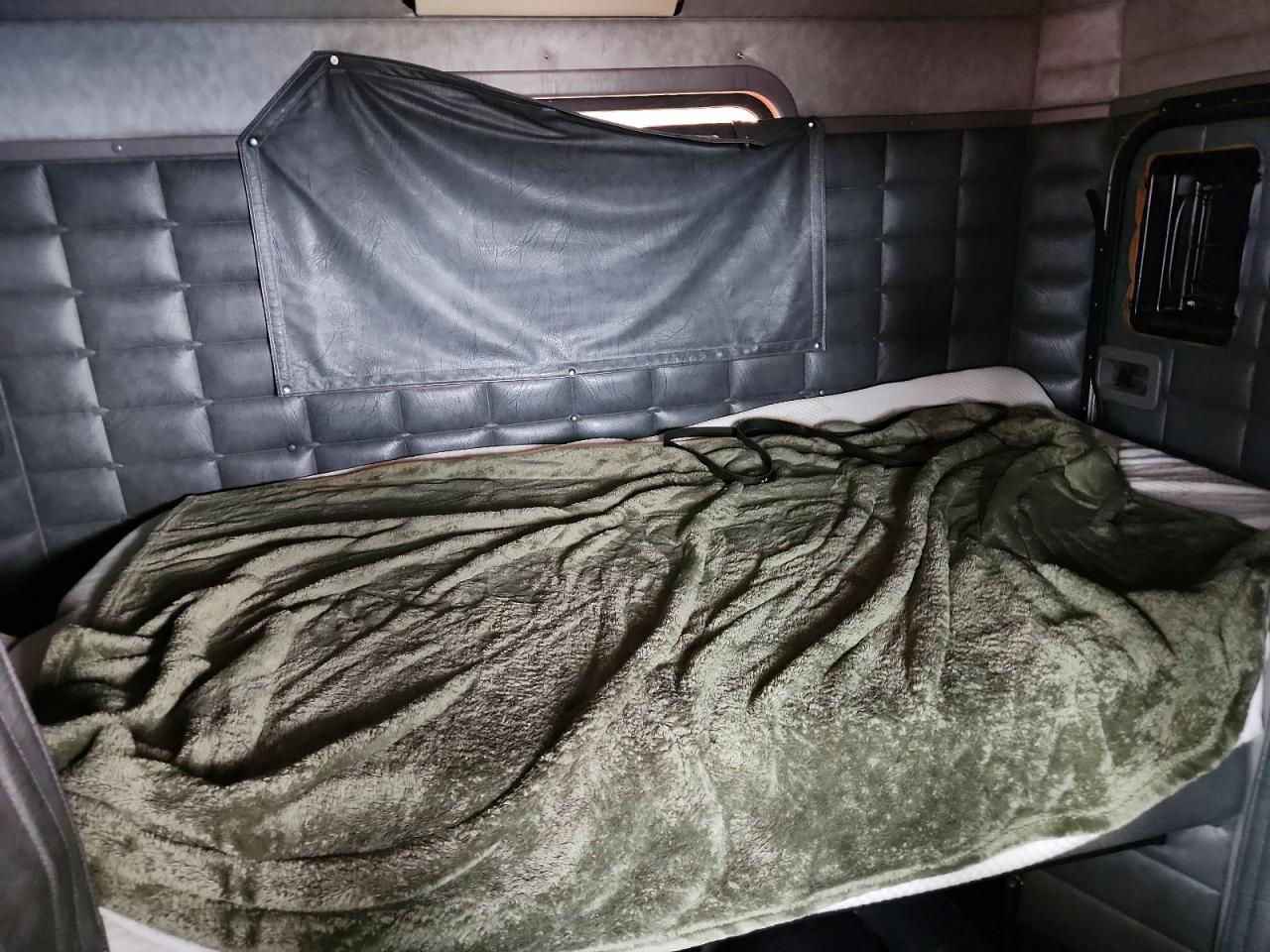 2005 Peterbilt 379 Car Hauler Truck