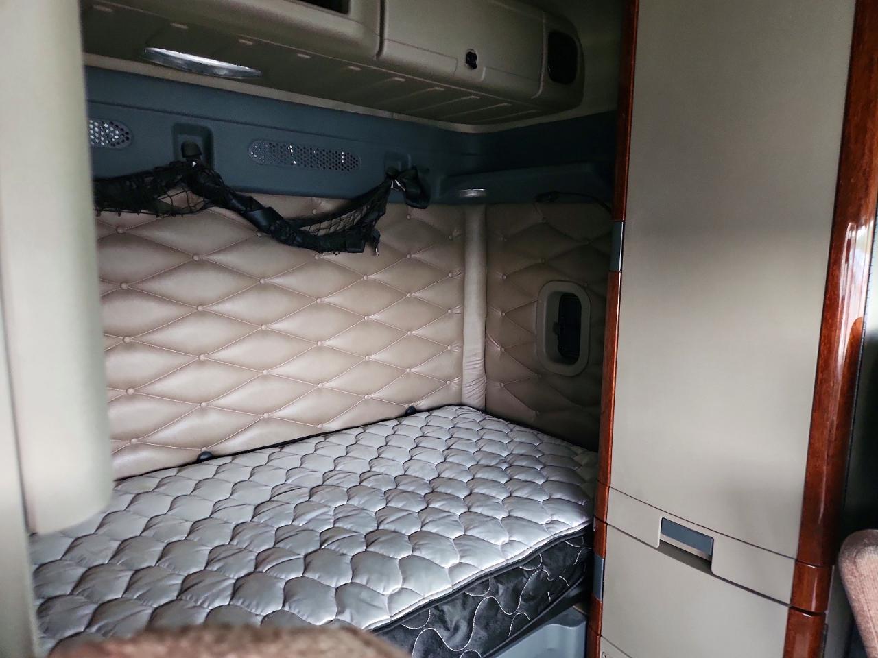 2013 Freightliner Cascadia Semi Truck