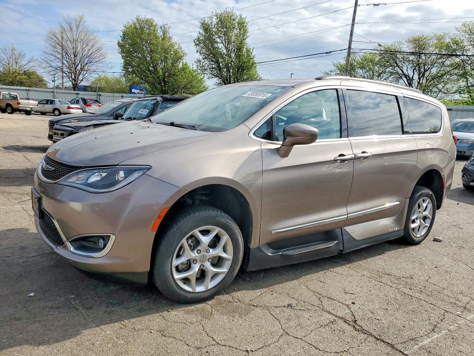 2017 Chrysler Pacifica Touring l