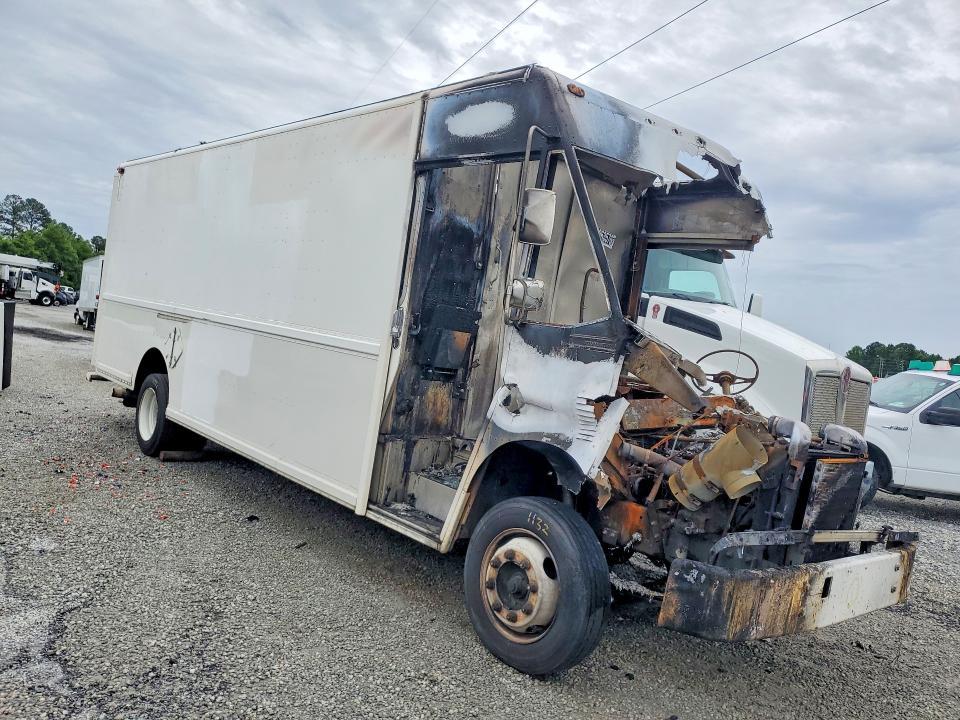 2000 Freigliner 2000 Freightliner MT45G Delivery Truck