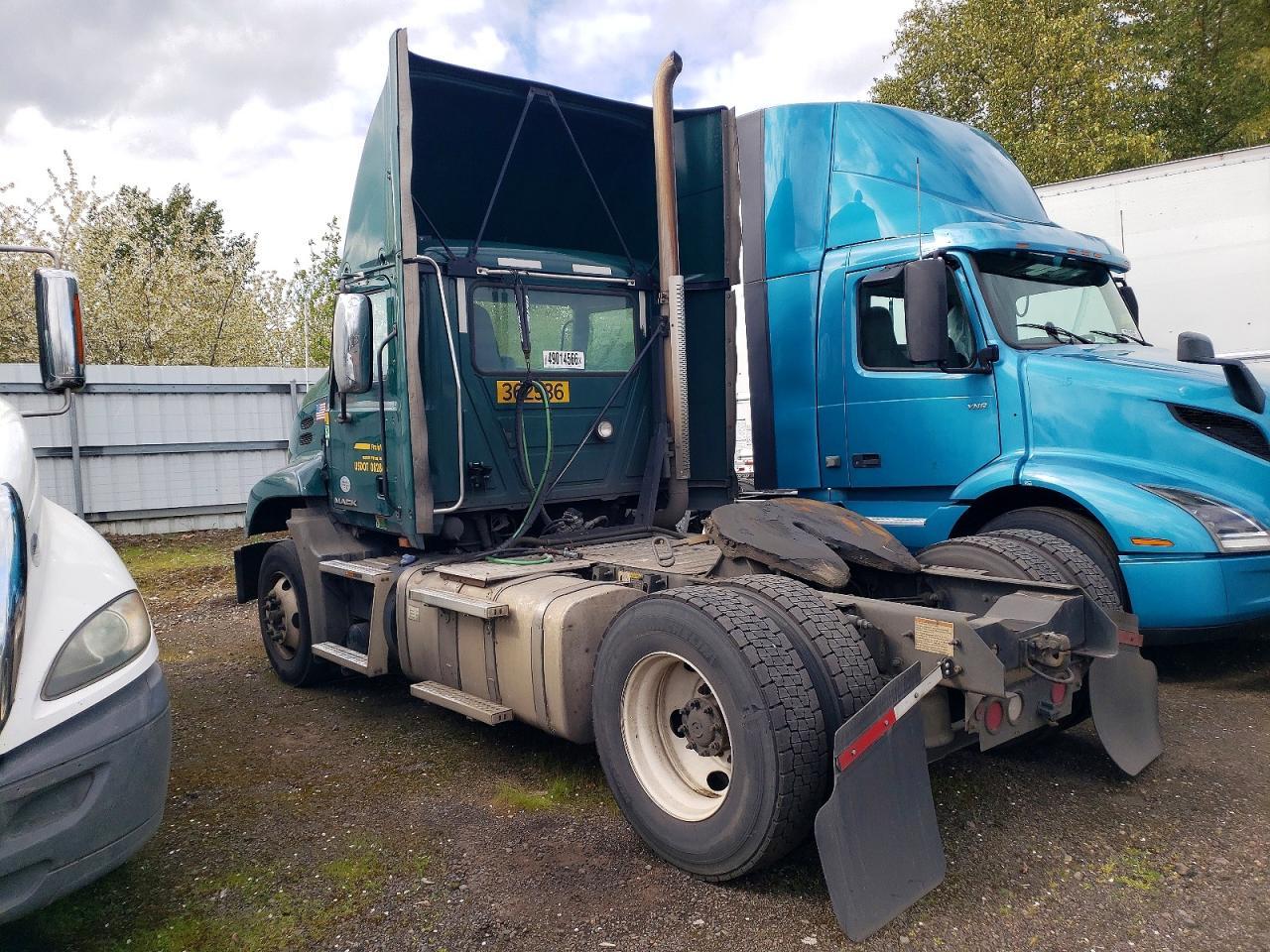 2017 Mack CXU612 Semi Truck