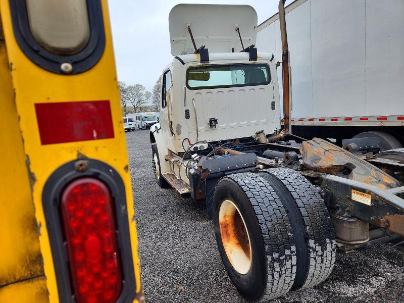 2016 Freigliner 2016 Freightliner Business Class M2 Semi Truck