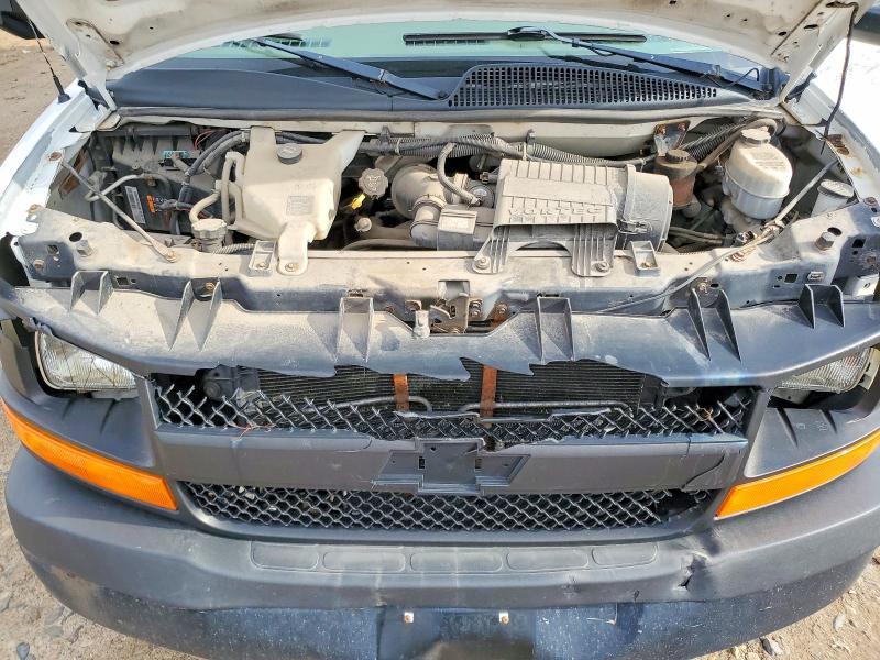 2013 Chevrolet Express box Truck