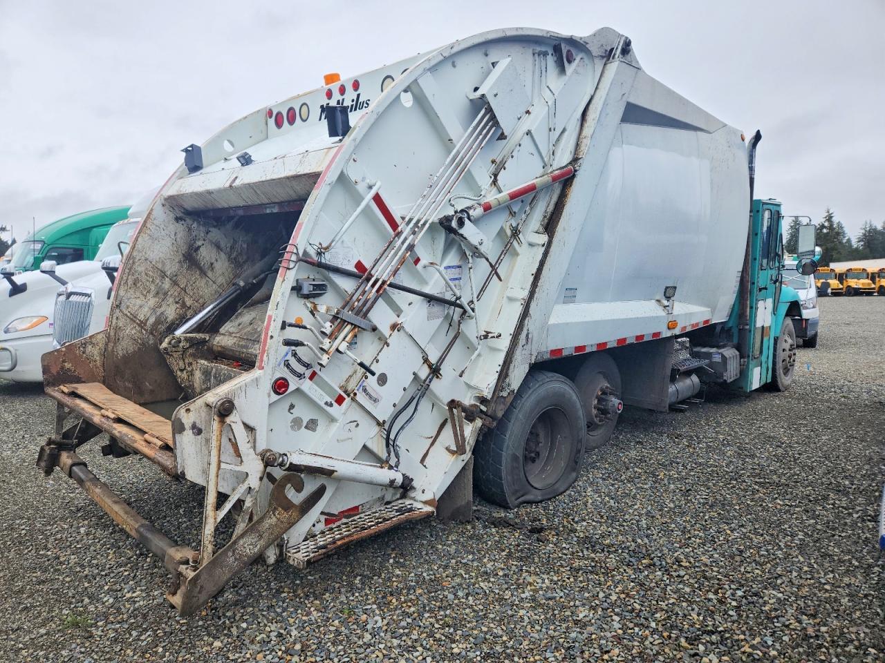 2003 International 7400 Refuse Truck