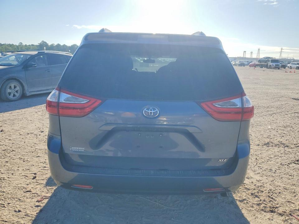 2015 Toyota Sienna xle 8-passenger