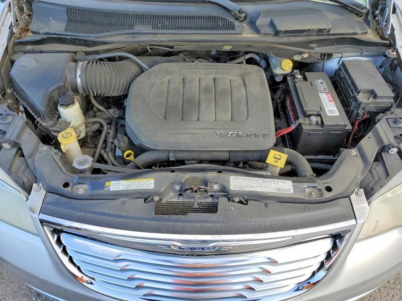 2011 Chrysler Town & Country Touring l