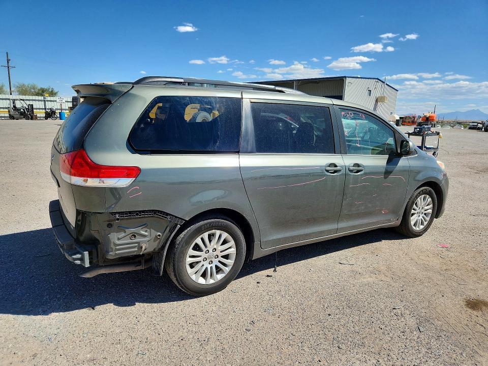 2013 Toyota Sienna xle 8-passenger