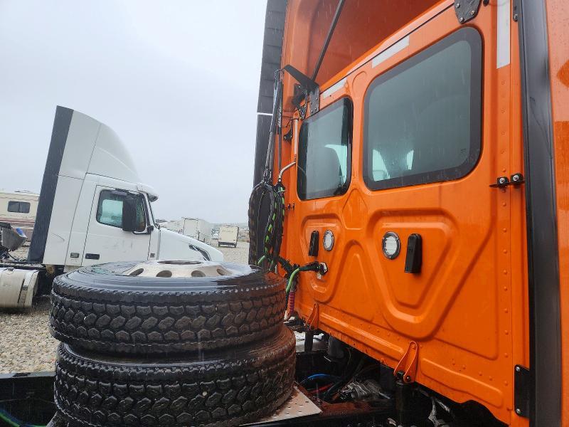 2021 Freigliner 2021 Freightliner Cascadia 116 Semi Truck