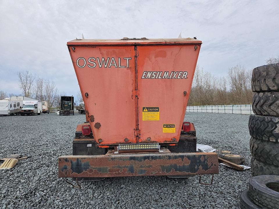 1999 International 4700 Spreader Truck