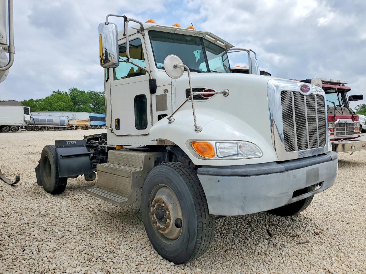 2017 Peterbilt 348 Semi Truck