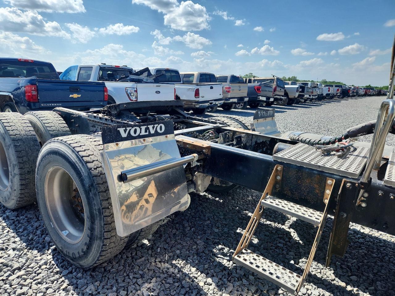 2012 Volv O VNM Semi Truck