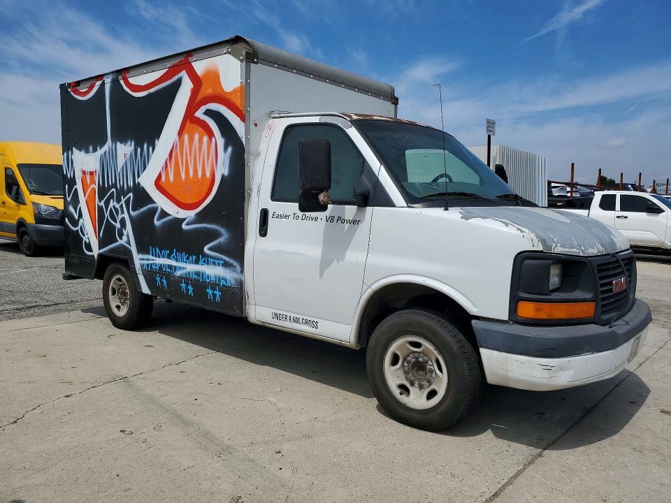2005 GMC Savana box Truck