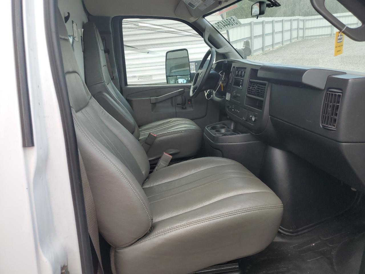 2023 GMC Savana BOX Truck