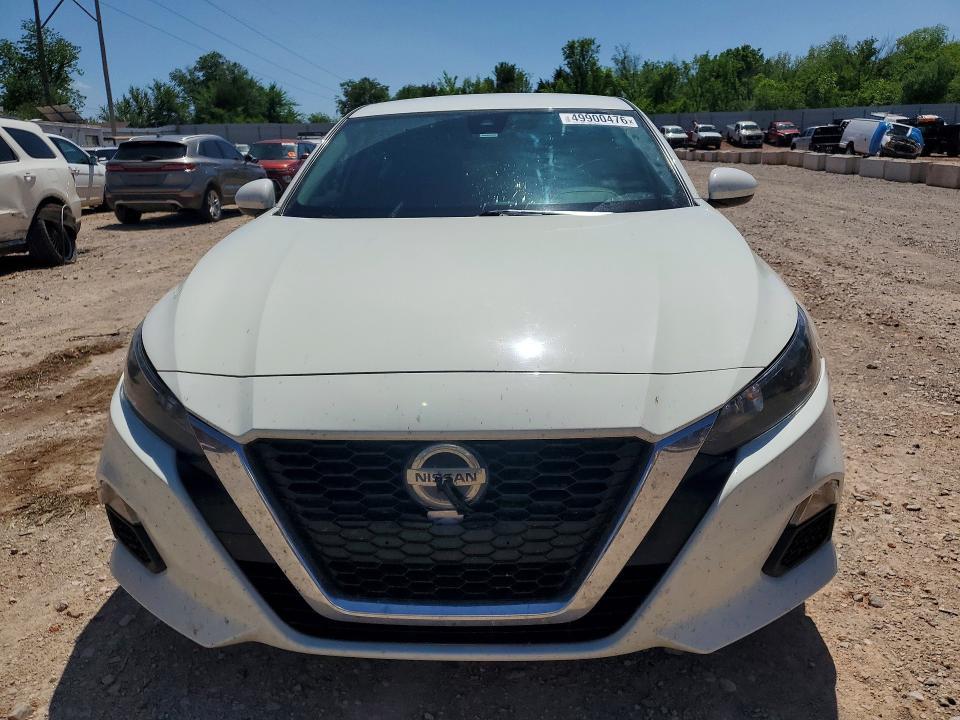 2022 Niss Altima s