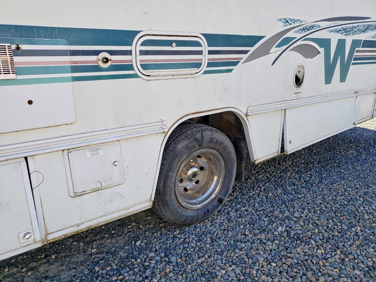 2001 Winnebago Minnie 2529RG