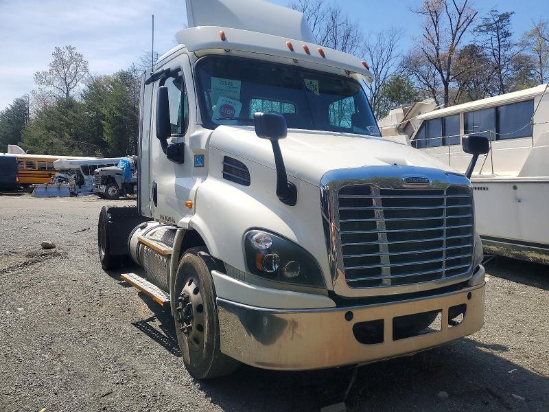 2017 Freigliner 2017 Freightliner Cascadia 113 Semi Truck