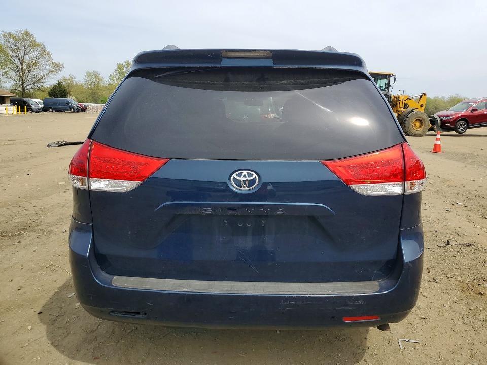 2012 Toyota Sienna le 8-passenger
