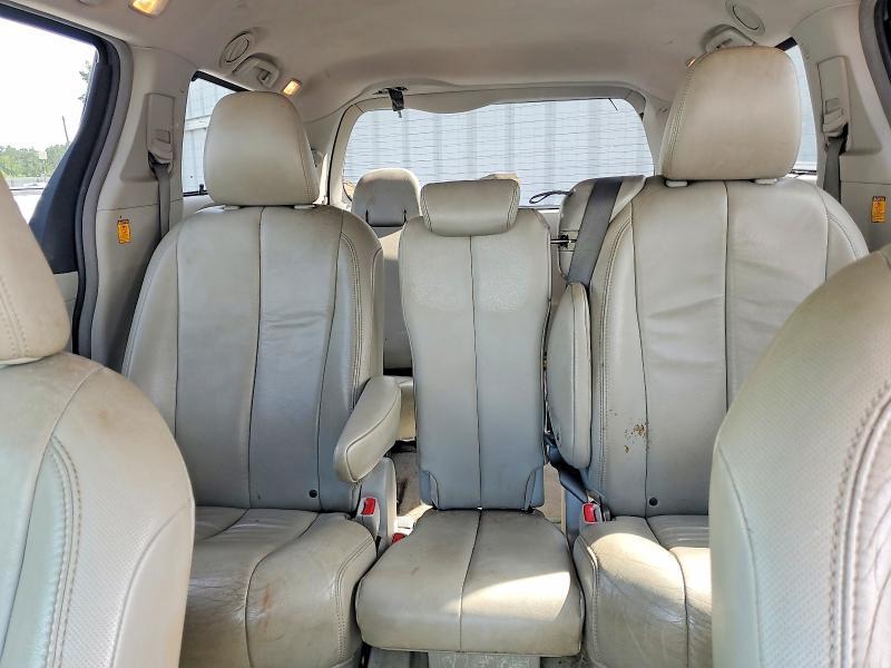 2013 Toyota Sienna xle 8-passenger