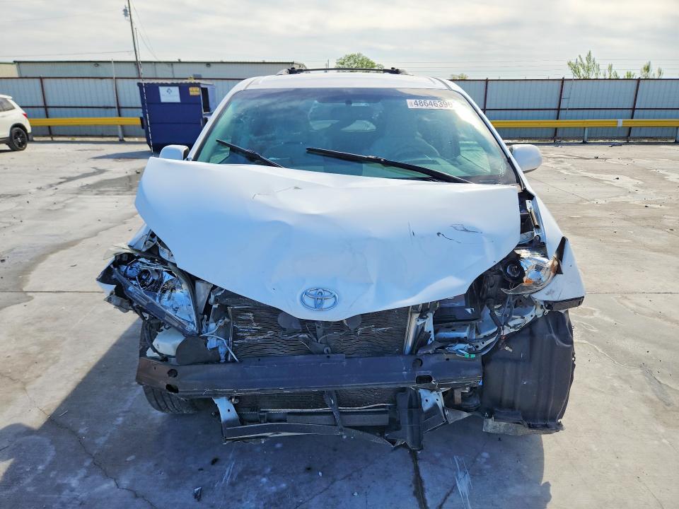 2011 Toyota Sienna le 8-passenger