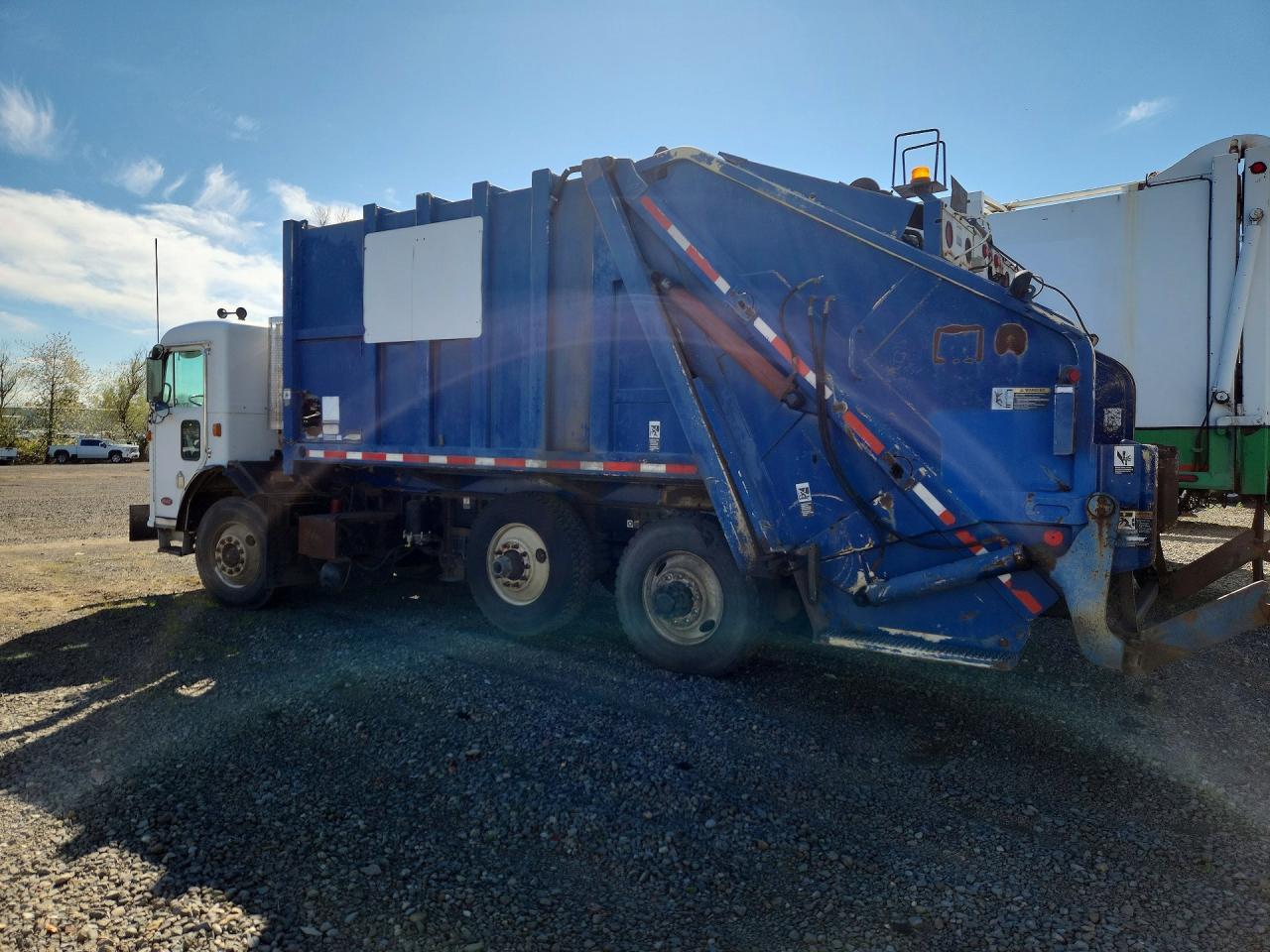 2001 Peterbilt 320