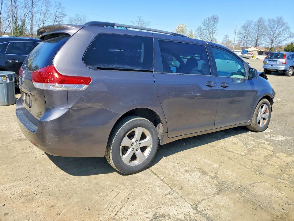 2013 Toyota Sienna le 8-passenger