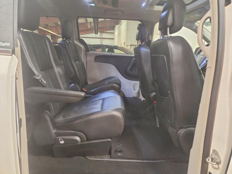 2013 Chrysler Town & Country Touring l