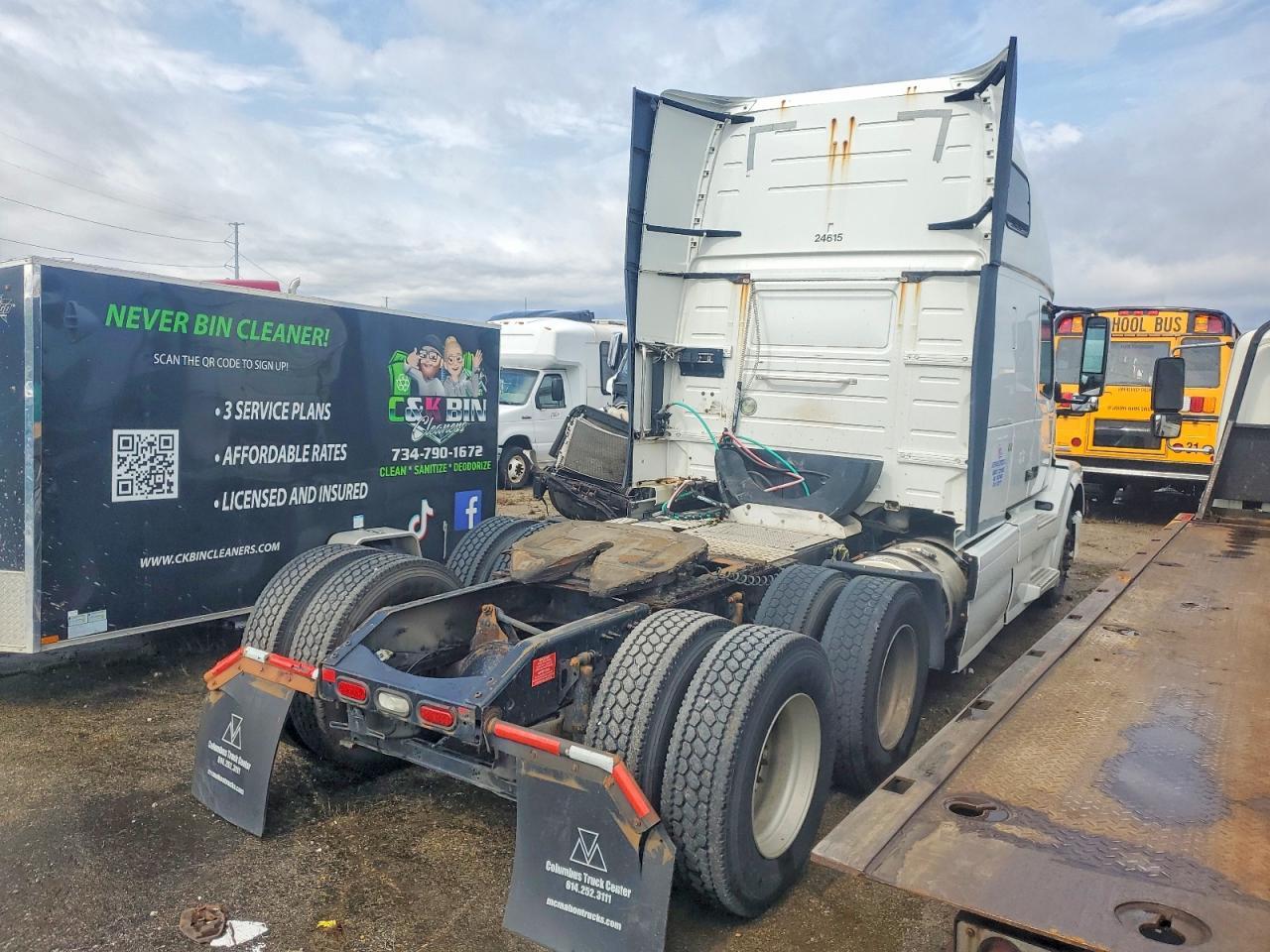 2015 Volv O VNL Semi Truck