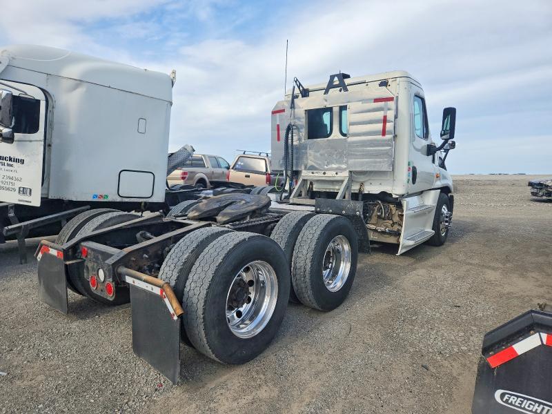 2015 Freigliner 2015 Freightliner Cascadia 1-Semi Truck