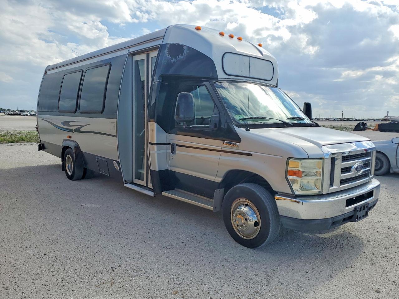 2011 Ford E450 Shuttle Bus