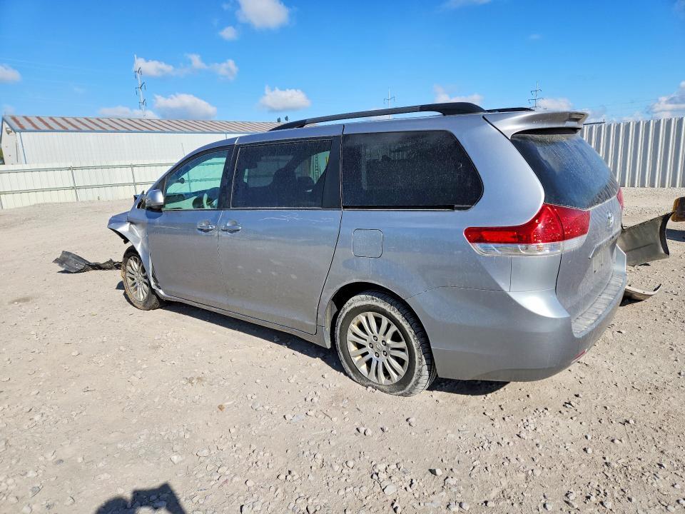 2011 Toyota Sienna xle 8-passenger