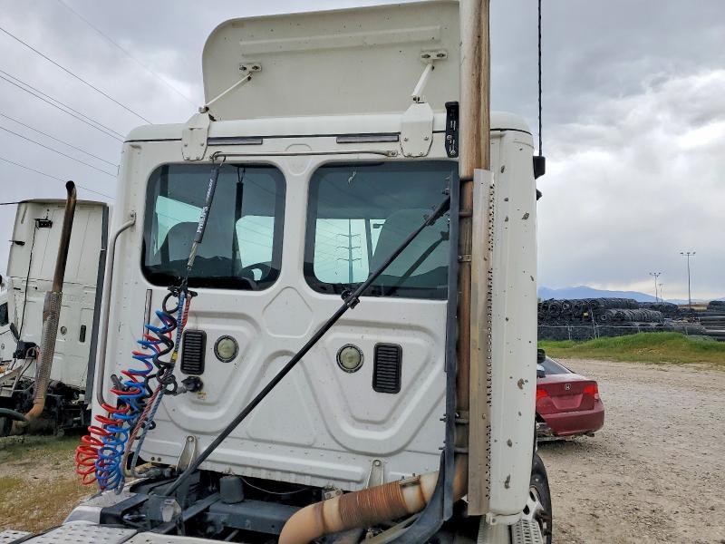 2014 Freigliner 2014 Freightliner Cascadia 113 Semi Truck