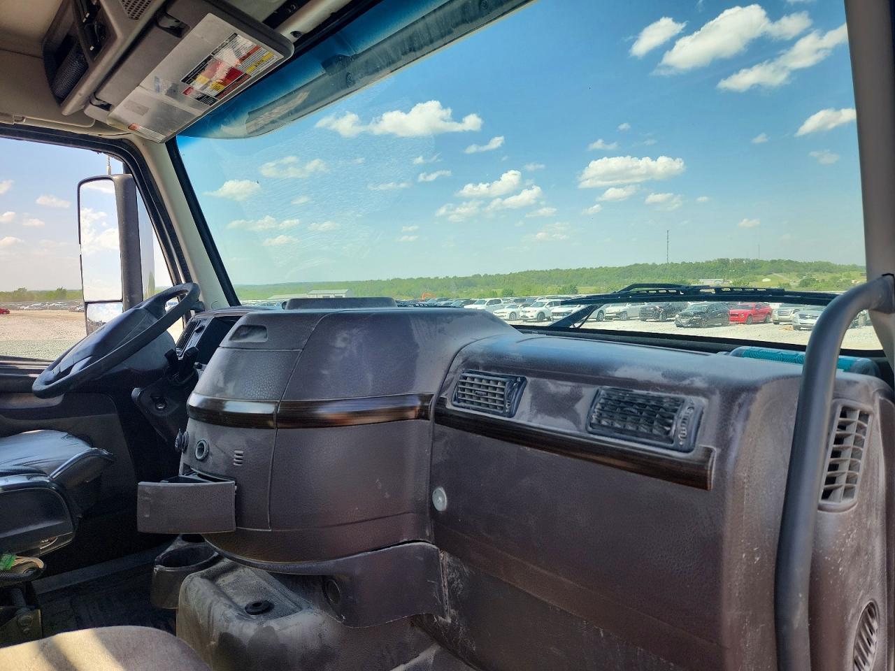 2012 Volv O VNM Semi Truck