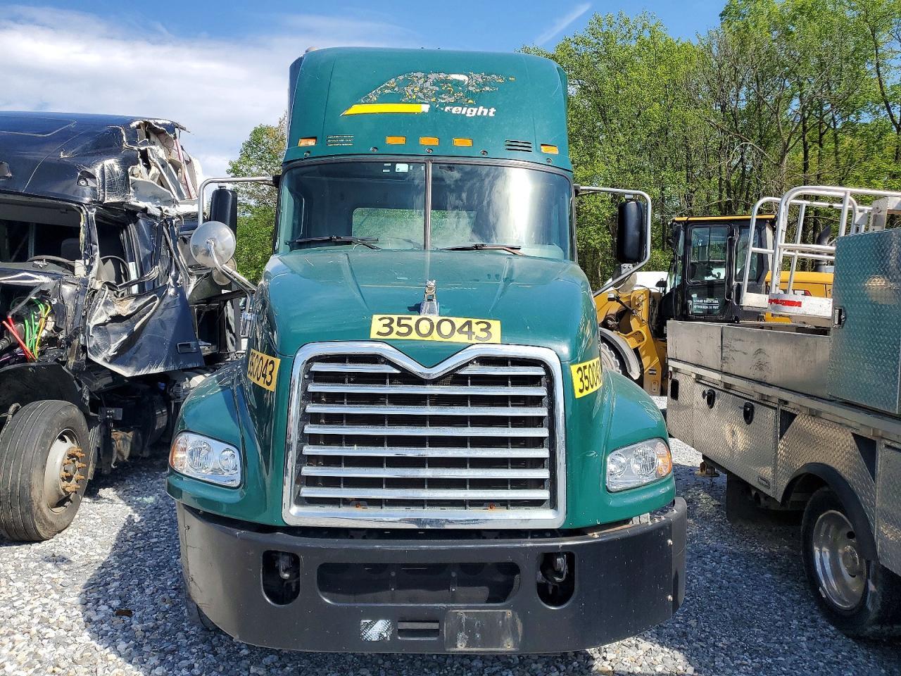 2016 Mack 600 CXU600-Semi Truck