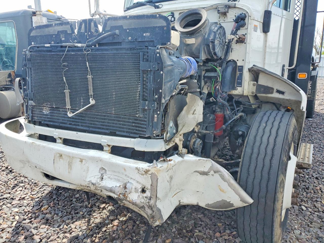 2016 Peterbilt 337 Flatbed Truck